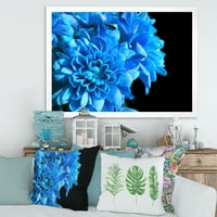 Designart 'detaliu de flori albastre pe fundal negru I' imprimare tradițională de artă încadrată